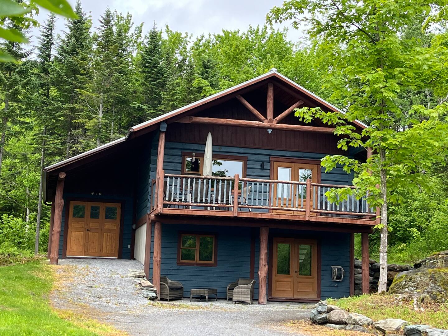 le pic bois chalet au pied de la montagne
